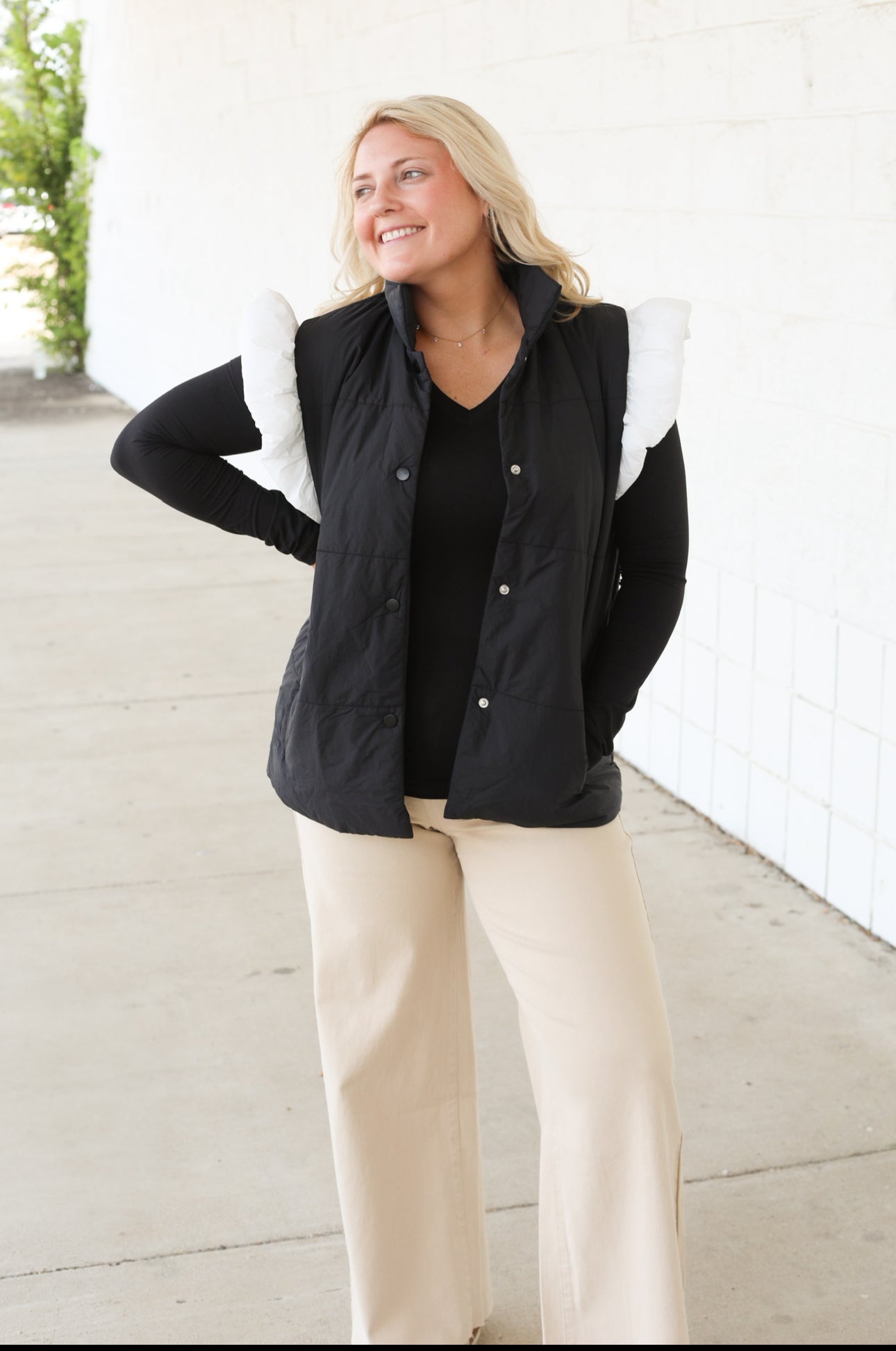 Black and white color lock ruffle sleeve vest